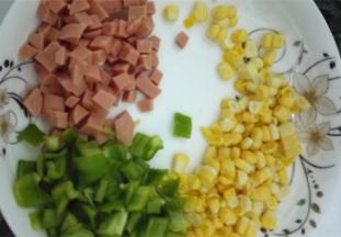 各种蔬菜洗净切丁备用