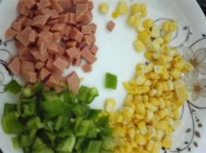 各种蔬菜洗净切丁备用