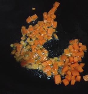 锅内放少许油，油热之后先放入胡萝卜丁，翻炒至断生其余的蔬菜全部下入