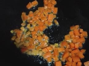 锅内放少许油，油热之后先放入胡萝卜丁，翻炒至断生其余的蔬菜全部下入