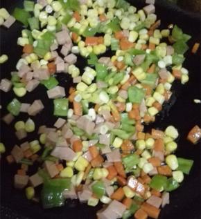 大火炒3分钟，加入盐和白糖调味