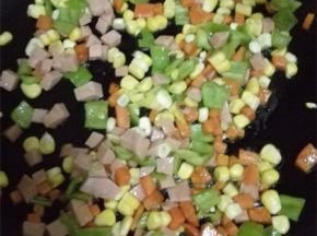 大火炒3分钟，加入盐和白糖调味