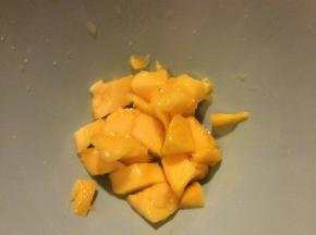 切好的芒果取下来放在碗里