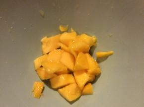 切好的芒果取下来放在碗里