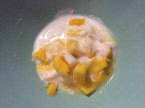 倒入适量酸奶，搅拌均匀开吃