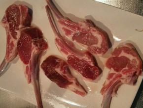 买来的羊排放置在室内，让羊排与室温相同