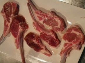 买来的羊排放置在室内，让羊排与室温相同