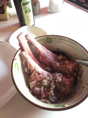 洋葱切末，倒入碗中，放入羊排，在羊排的两面均匀的涂抹上迷迭香，黑胡椒，粗海盐和橄榄油，腌制半个小时