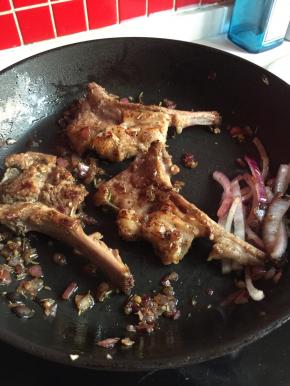 平底锅放入黄油融化，放入羊排小火煎至双面金黄