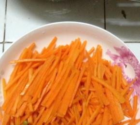 胡萝卜切成丝，也可以直接擦成丝
