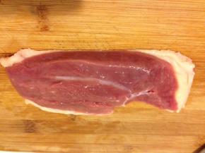 鸭胸洗净擦干水分，用刀背轻轻地拍打，让肉质变得松散一些，以免煎的过程中鸭肉缩到一起，口感太紧