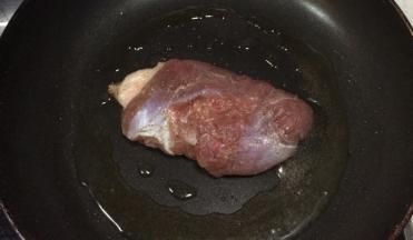 煎锅烧热，将鸭胸肉带皮的一面朝向锅底