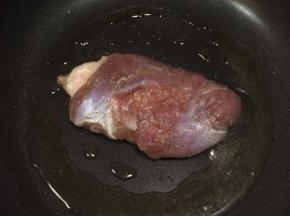 煎锅烧热，将鸭胸肉带皮的一面朝向锅底