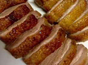 将鸭胸肉和芦笋装盘就可以吃了，可以根据自己的喜好撒上酱汁，个人觉得一些带酸味的酱汁可以解腻