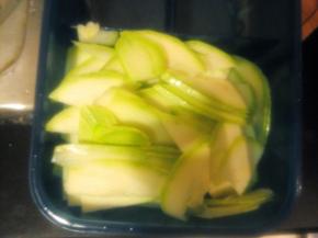 小瓜洗净去缔，切成薄片备用