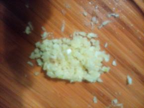 大蒜剥皮拍碎剁成蒜蓉