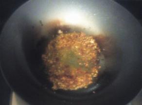 锅中热油，放入蒜蓉爆香，加入少许的豆瓣酱炒出香味