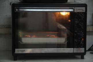 牛排放入烤箱中，上下火烤15分钟，然后翻面再烤5分钟左右