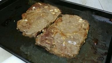 吃的时候可以适当的撒一些黑椒汁调味