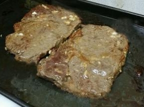 吃的时候可以适当的撒一些黑椒汁调味