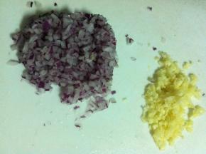 洋葱和大蒜切成碎末备用