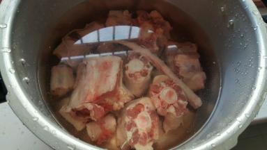 牛尾浸泡在清水，中间换几次水，直到水清澈