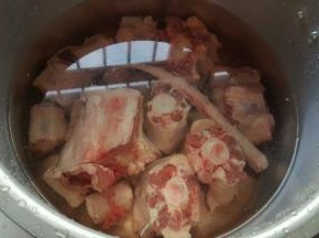牛尾浸泡在清水，中间换几次水，直到水清澈