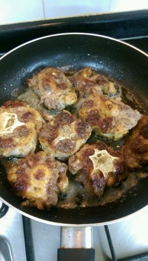 锅内少放些油，油热放入牛尾煎至双面金黄捞出备用