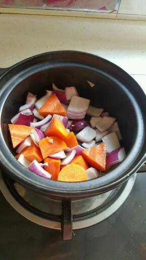 锅内放少量的油，放洋葱煸炒出香味。再放入胡萝卜炒至表面变色