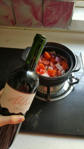 蔬菜锅内加入适量的红酒，再加一些开水