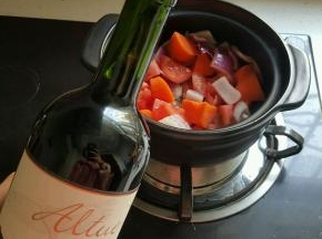 蔬菜锅内加入适量的红酒，再加一些开水