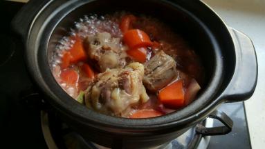 放入煎好的牛尾，放入葱姜香叶，大火煮开转小火煮2小时