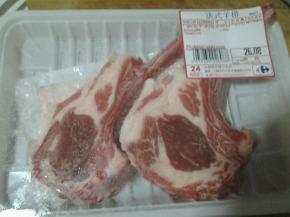 羊排放置到与室内温度相同，芦笋洗净去根切成小段