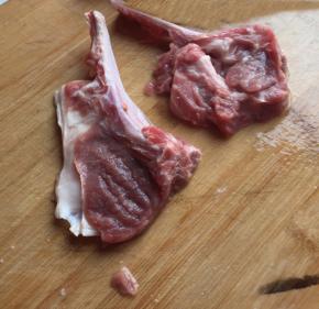 用刀背轻轻拍打，使肉质更加松散