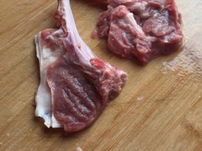 用刀背轻轻拍打，使肉质更加松散