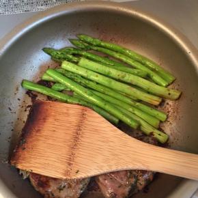 将羊排放到一边煎，用锅内煎出的油煎芦笋