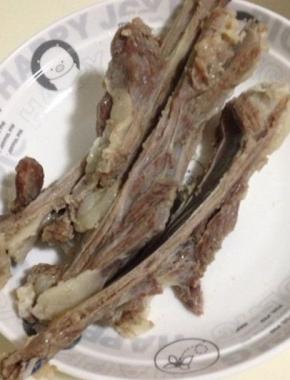 羊排洗净切成条状，冷水下锅焯水备用