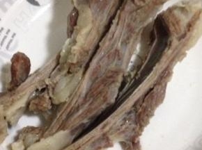 羊排洗净切成条状，冷水下锅焯水备用