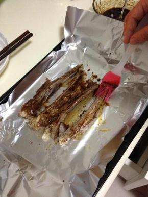 将调好的酱汁均匀的涂抹在羊排上