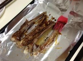 将调好的酱汁均匀的涂抹在羊排上