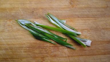 葱花切成段状备用