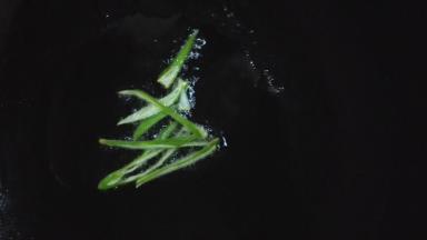 锅内放油，油热放入葱花，小火煎黄
