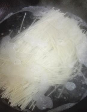 锅内加水烧开，放入挂面， 面条煮熟之后捞出放入碗中