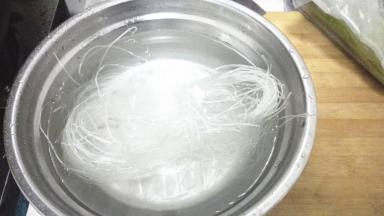 粉丝用冷水泡软