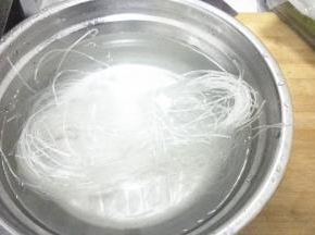 粉丝用冷水泡软