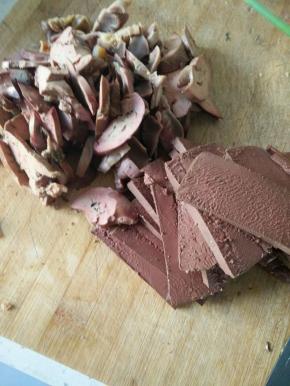 买来的鸭血，鸭胗洗干净切成块状