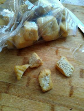 油豆腐对半切成块状