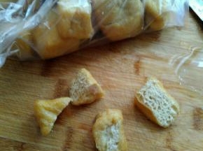 油豆腐对半切成块状