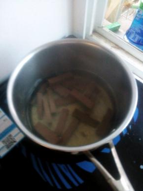 锅内放水加热，放入鸭血煮3分钟，去除血腥气