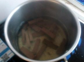 锅内放水加热，放入鸭血煮3分钟，去除血腥气